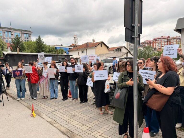 Protestë në Prishtinë në mbështetje të protestave kundër privatizimit të zonave bregdetare në Shqipëri