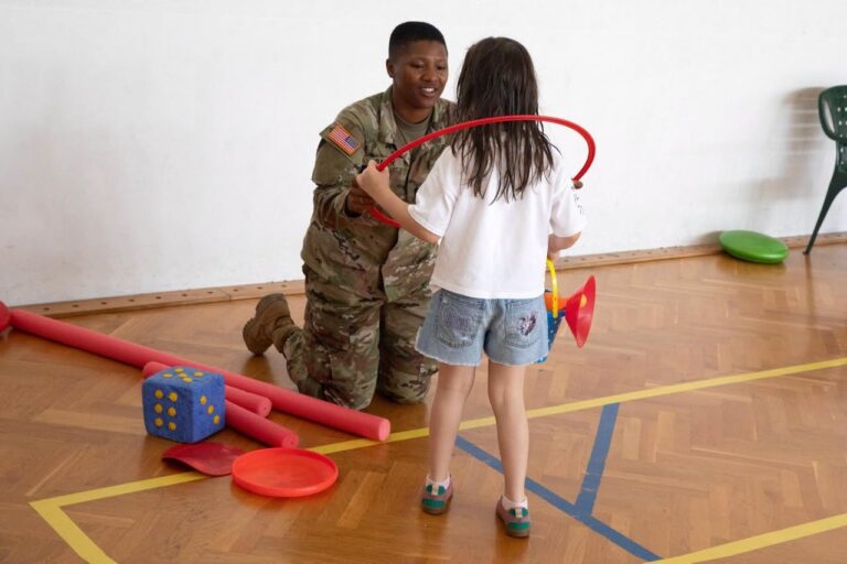 Nxënësit në Prishtinë marrin pjesë në aktivitetet fushore me KFOR-in