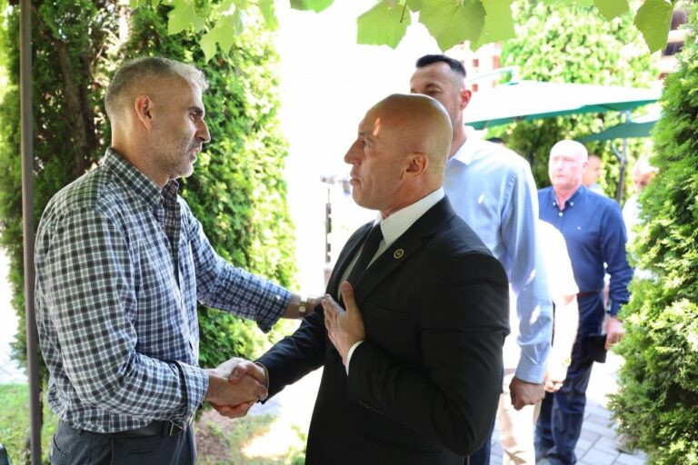 Haradinaj shpreh ngushëllime për dy familje në Pejë dhe Deçan