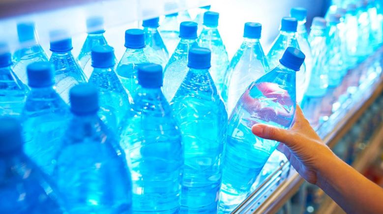 Ekspertët paralajmërojnë: Shishet plastike nuk duhet të ripërdoren