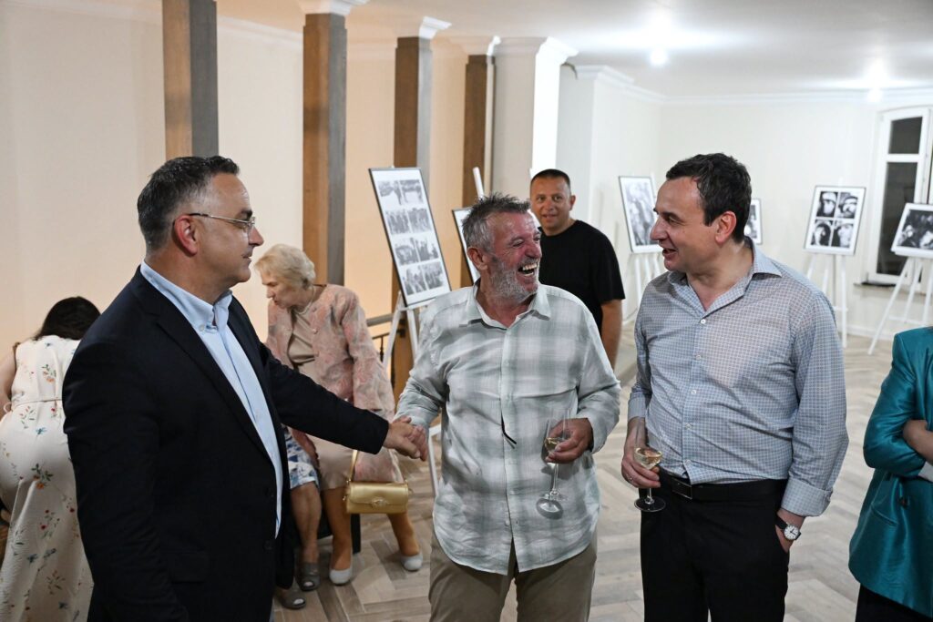Kurti në hapjen e ekspozitës “Dalja N’dritë”: Fotografitë që dokumentojnë rezistencën e Kosovës