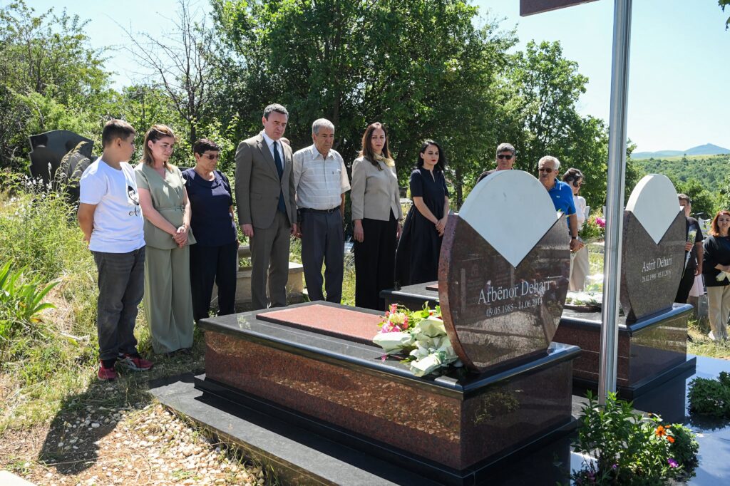 Kujtohet Arbënor Dehari në përvjetor: homazhe nga Kurti dhe zyrtarë të LVV-së