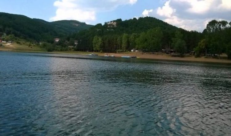 Dyshohet se një 25-vjeçar u fundos në Batllavë, vazhdojnë kërkimet