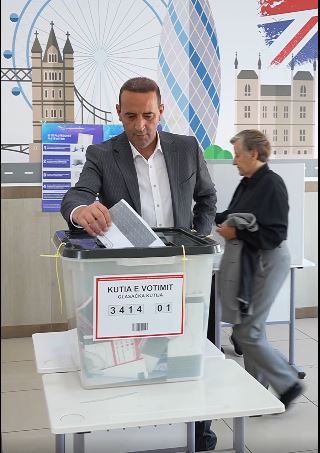Daut Haradinaj voton me Lolën, publikon video nga qendra e votimit