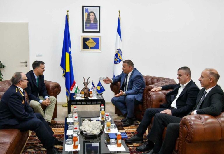 Drejtori i Policisë së Kosovës pret në takim ambasadorin e Hungarisë