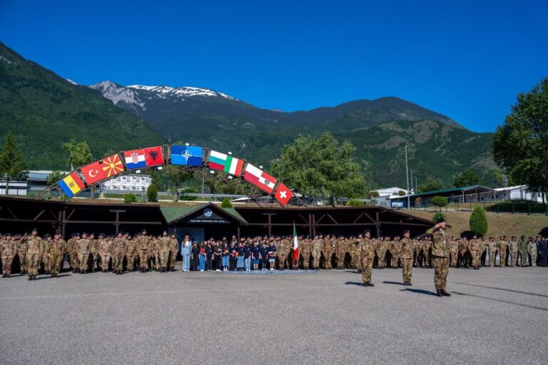 Nxënësit e shkollës “Asdreni” vizitojnë kampin e KFOR-it në Pejë