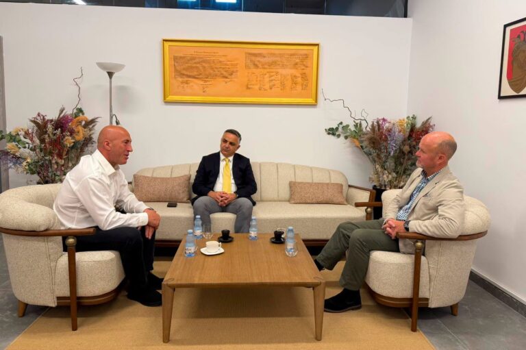 Haradinaj takon kolonelin britanik Chris Warren, falënderon kontributin e tij për Kosovën