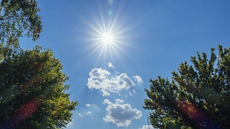 Ditë e nxehtë dhe me diell, temperaturat deri në 33°C