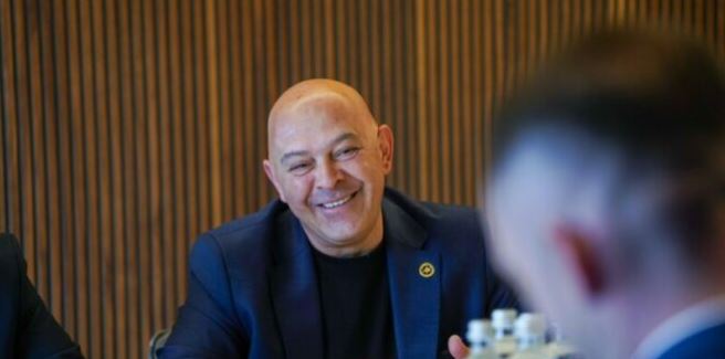 Gjini premton zhbllokimin e projektit të gazsjellësit dhe kritikon qeverinë për energjinë