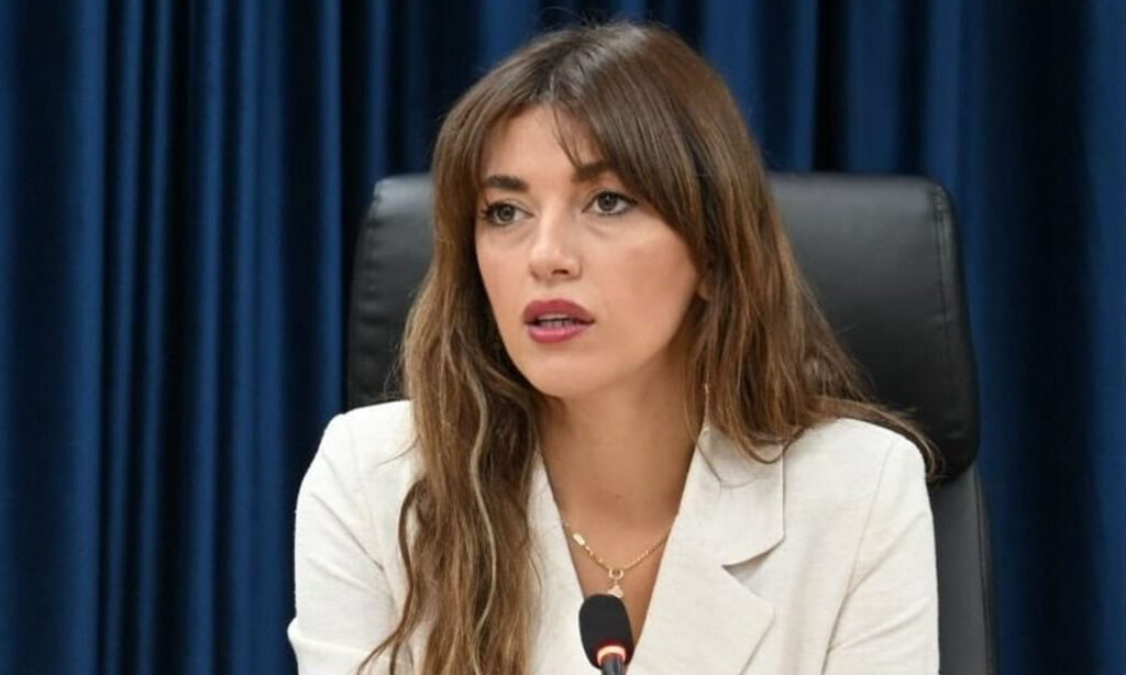 Kryetarja Haxhiu ngushëllon familjen Jashari për ndarjen nga jeta të Sahit Jasharit