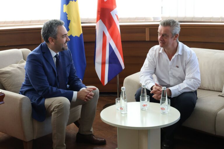 Ambasadori britanik viziton KQZ-në, vlerëson procesin zgjedhor