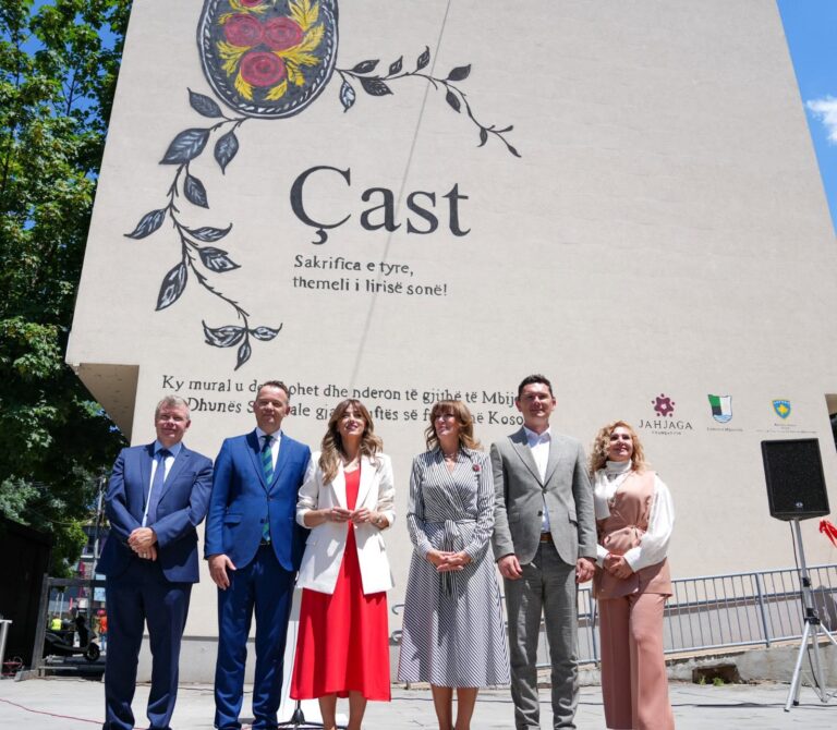 Inaugurohet murali “Çast” në Mitrovicë, në nder të të mbijetuarve të dhunës seksuale gjatë luftës