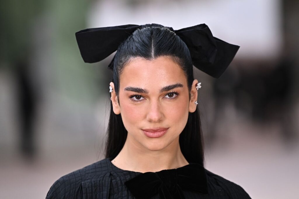 Dua Lipa hap bibliotekën e saj të parë fizike në Porto