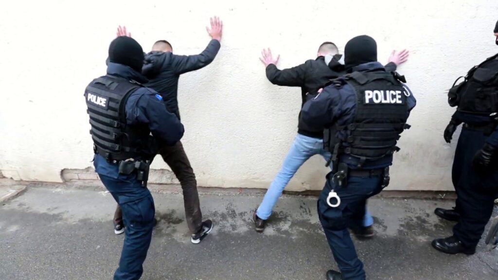 Arrestohen katër persona në Gjakovë për narkotikë, sekuestrohen drogë, armë dhe para