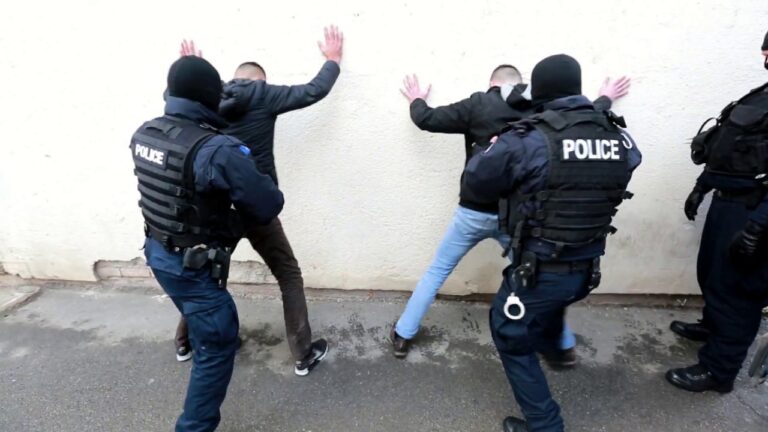Arrestohen katër persona në Gjakovë për narkotikë, sekuestrohen drogë, armë dhe para