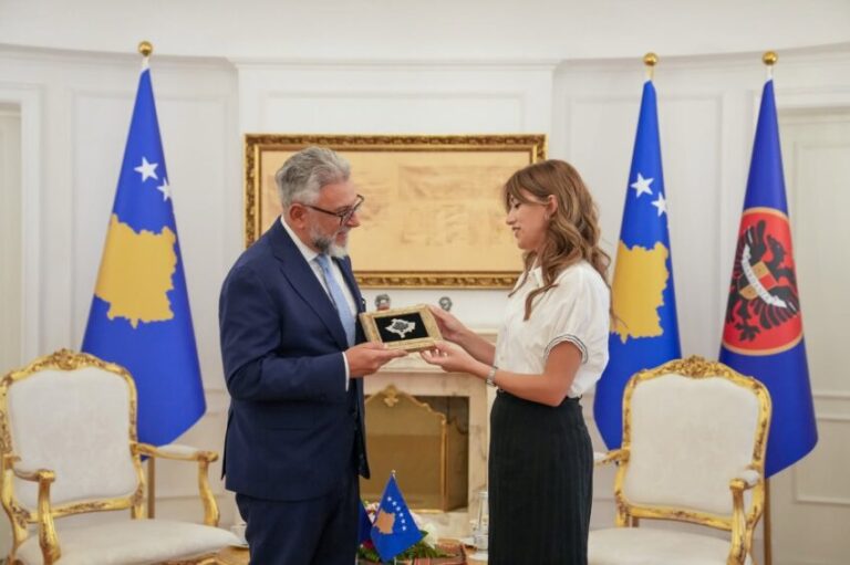 Haxhiu pret në takim lamtumirës shefin e EULEX-it, vlerëson kontributin e tij