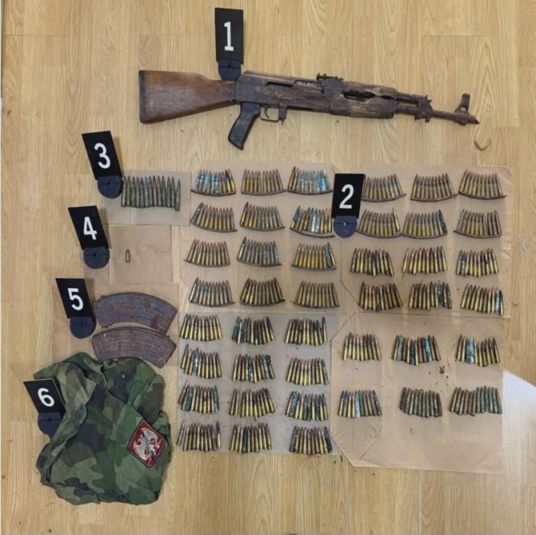 Policia në veri sekuestron armë dhe municion në një shtëpi të pabanuar në Zubin Potok