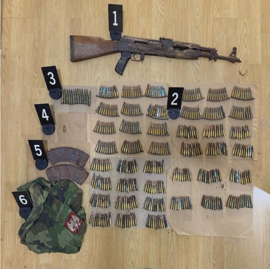 Policia në veri sekuestron armë dhe municion në një shtëpi të pabanuar në Zubin Potok