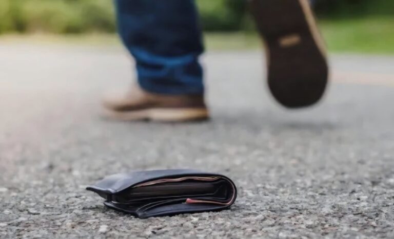Qytetari gjen portofol me para dhe dokumente, e dorëzon në polici