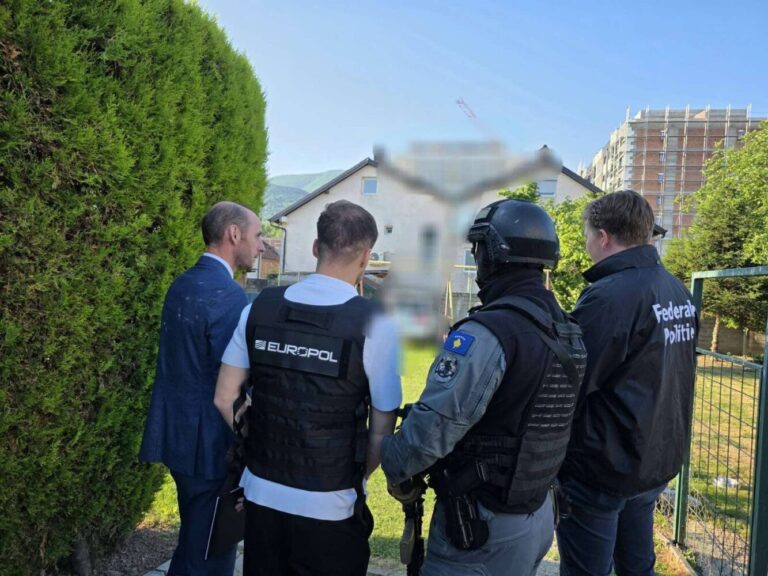 Aksion kundër krimit të organizuar, arrestohen 5 persona në disa qytete