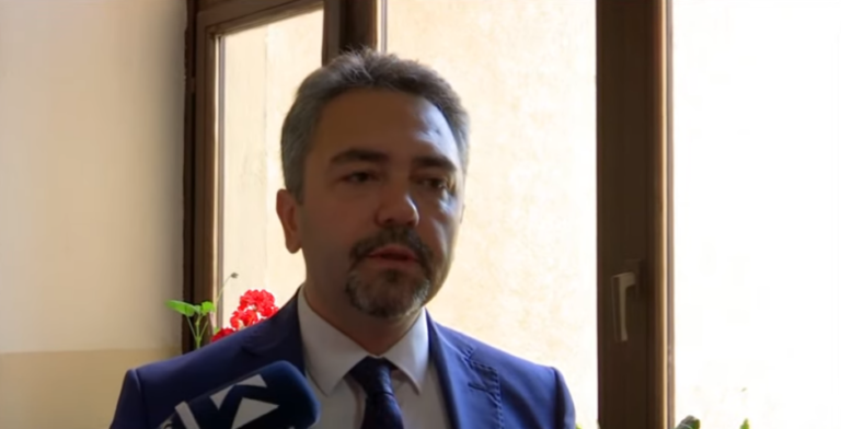 Radoniqi voton dhe fton qytetarët të marrin pjesë në zgjedhje