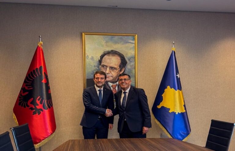Haziri dhe Hoxha diskutojnë thellimin e bashkëpunimit Kosovë–Shqipëri