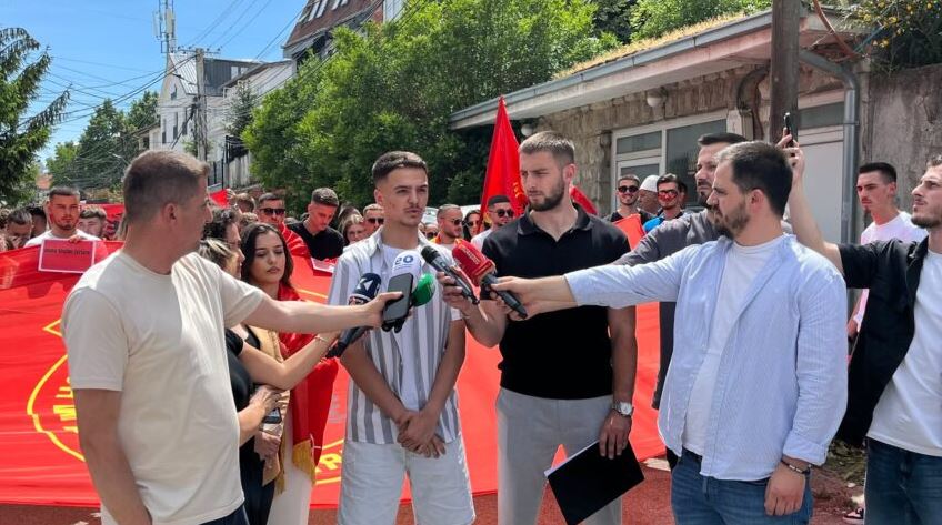 Studentët protestojnë në Prishtinë: Gjuha shqipe është e drejtë, jo privilegj