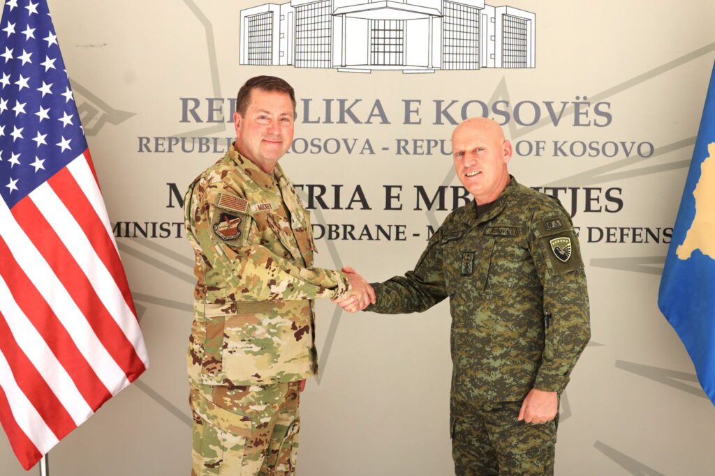 Jashari pret gjeneralin amerikan, riafirmohet partneriteti mes FSK-së dhe Gardës së Ajovës