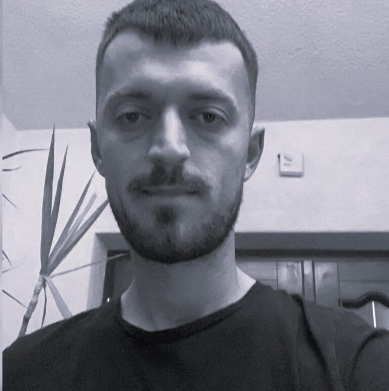 Vdes 33-vjeçari në Suharekë pas rënies nga pema e qershisë