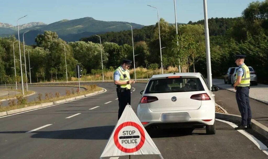 Aksion kundër përdorimit të telefonit gjatë ngasjes, shqiptohen 306 gjoba