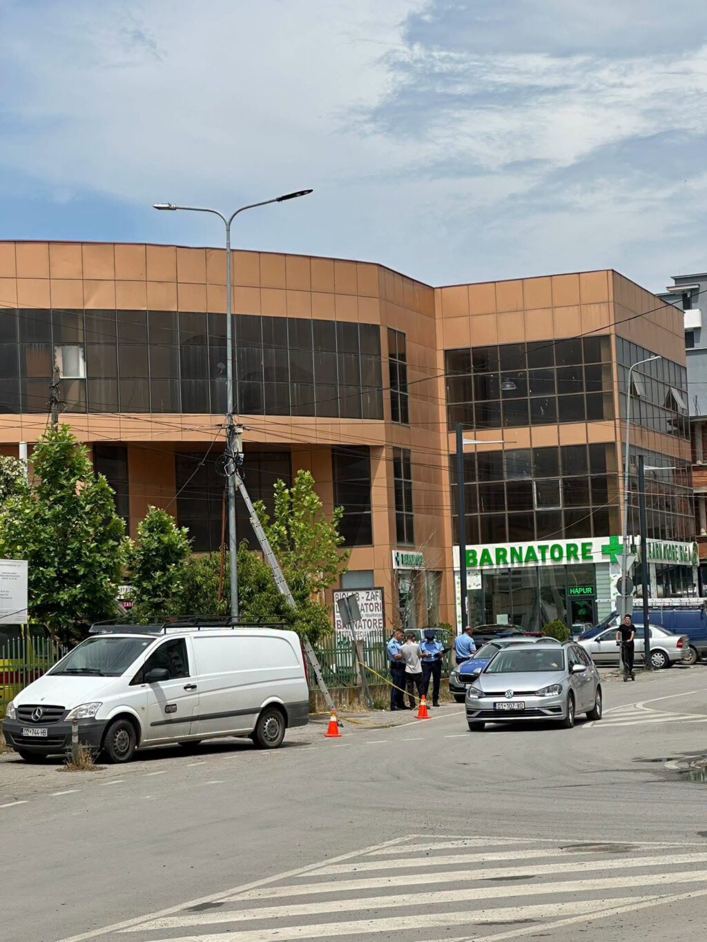 Punëtor bie nga shtylla elektrike në Klinë, intervenon shpejt ekipi mjekësor