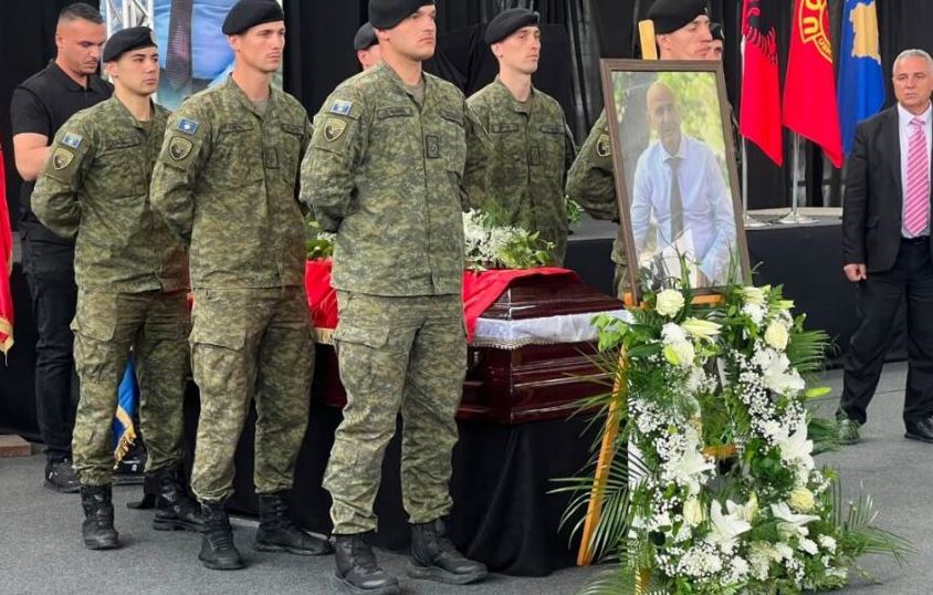 Me nderime ushtarake varroset ish-komandanti i UÇK-së, Sahit Jashari
