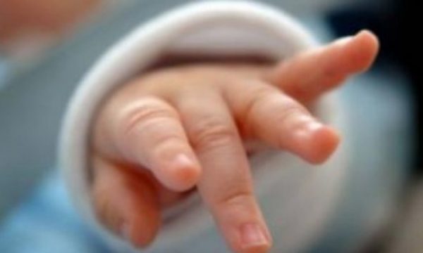 Foshnjë e braktisur gjendet në një park në Shkup, policia nis hetimet