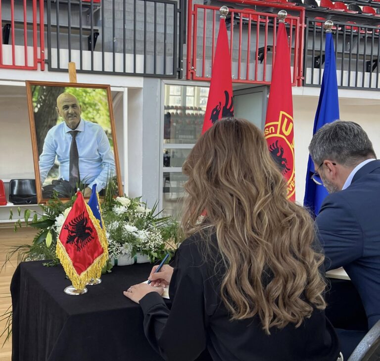 Haxhiu ngushëllon familjen Jashari për ndarjen nga jeta të Sahit Jasharit**