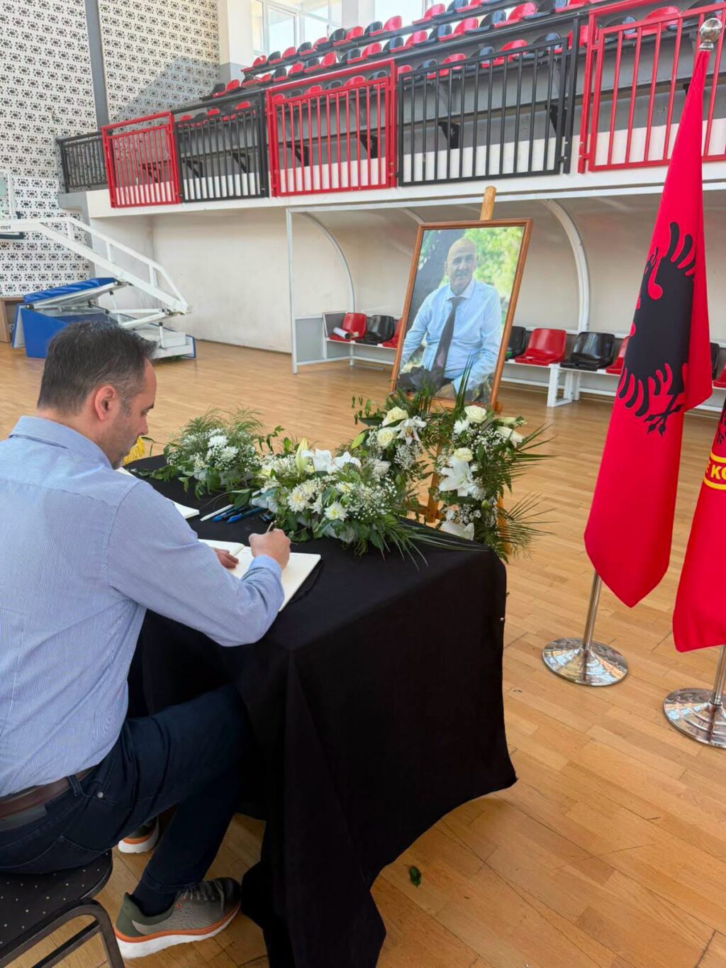 Konjufca bën homazhe për Sahit Jasharin: Do të mbetet në kujtesën e kombit
