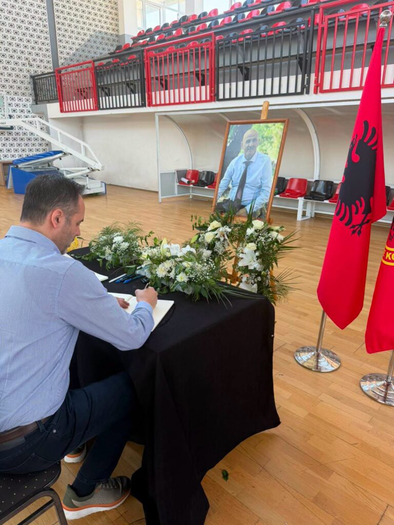 Konjufca bën homazhe për Sahit Jasharin: Do të mbetet në kujtesën e kombit