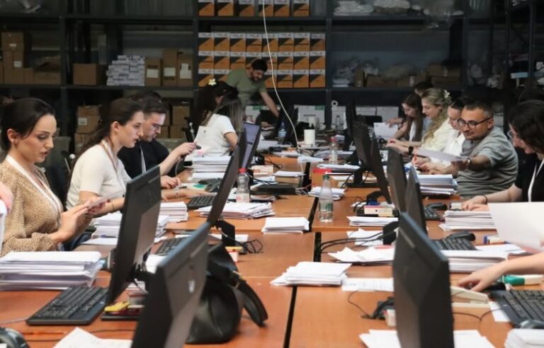 KQZ aprovon mbi 82 mijë pako të votimit me postë