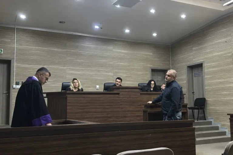 Shpend Ahmeti dënohet me 2 vjet burgim dhe 5 mijë euro gjobë
