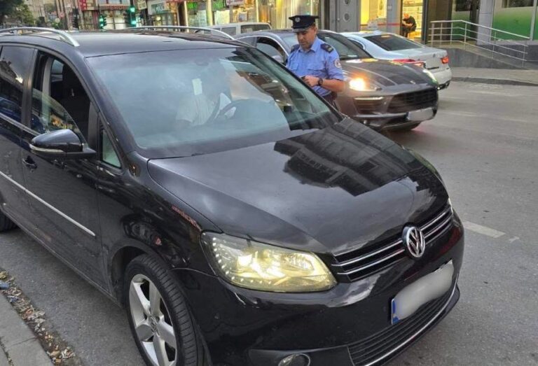 Policia në Prishtinë sensibilizon qytetarët për përdorimin e Raportit Evropian të Aksidenteve