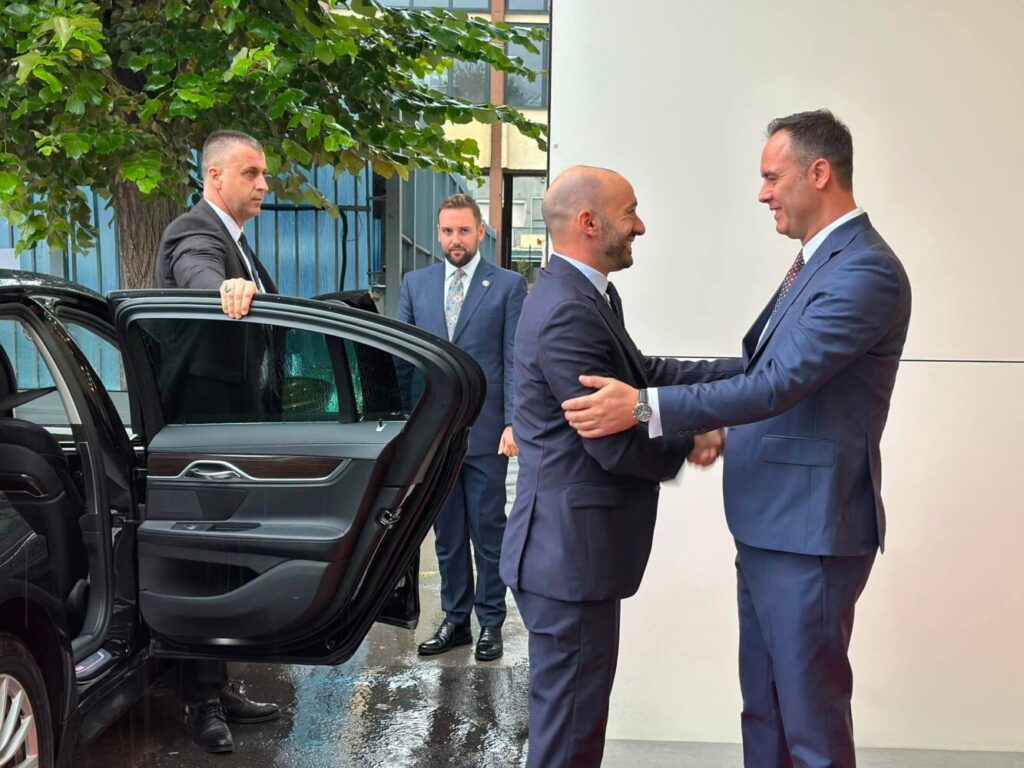 Konjufca pret ministrin francez për Evropën, pas takimit konferencë për media