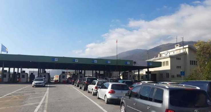 Kolona të gjata në Morinë, QKMK apel për kujdes dhe përdorim të pikave tjera kufitare