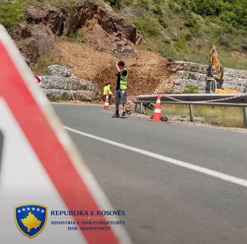 Vazhdojnë punimet për rritjen e sigurisë në rrugën Mitrovicë–Bajgorë