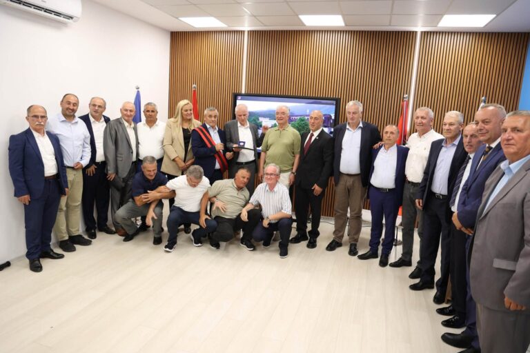 Haradinaj nderon ish-ushtarakët e Tropojës për kontributin në çlirimin e Kosovës