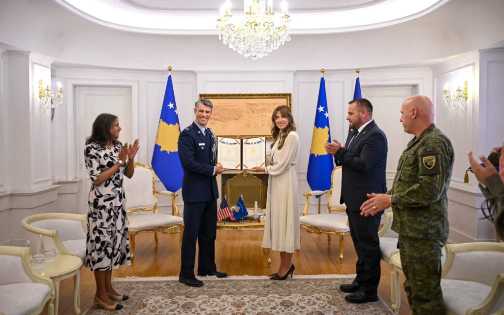 Haxhiu dekoron atasheun amerikan për kontributin në forcimin e bashkëpunimit të mbrojtjes