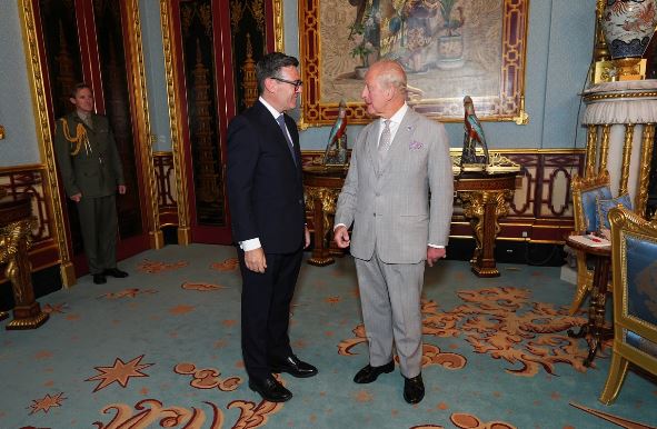 Andy Burnham merr drejtimin e qeverisë britanike pas largimit të Starmerit
