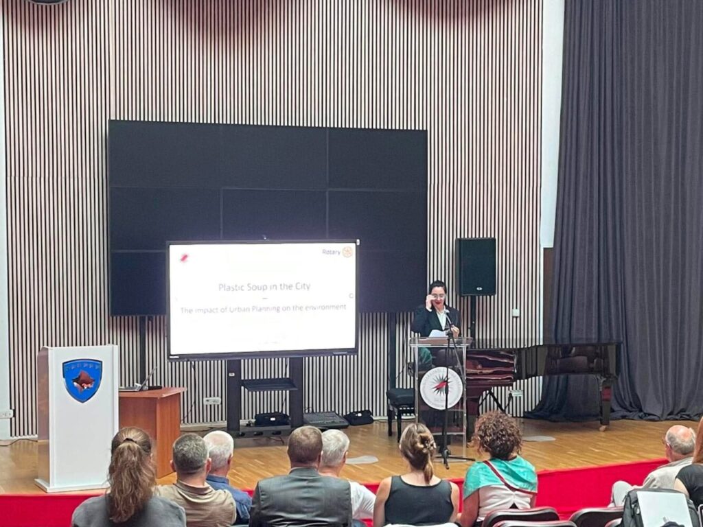 Studentët në UP diskutojnë ndikimin e plastikës në mjedis dhe qytete
