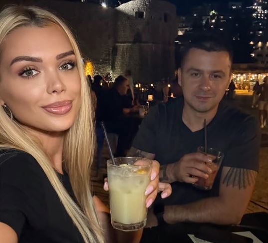 Genc Prelvukaj feston 45-vjetorin pranë Eni Koçit