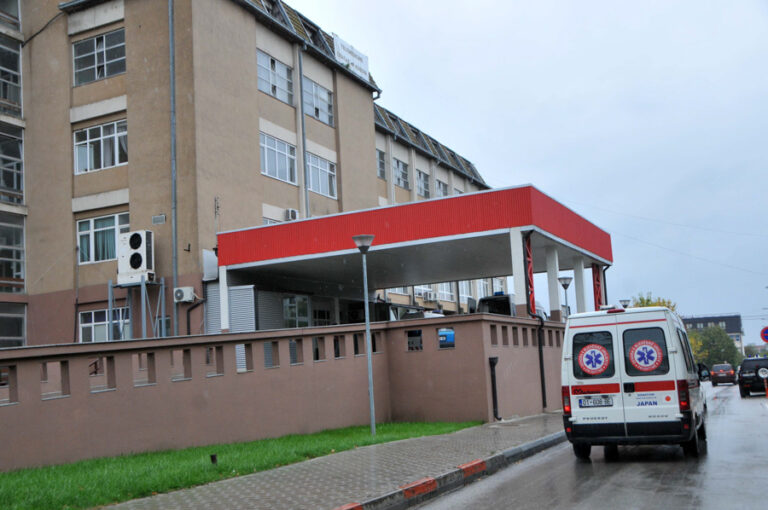 E mbijetuara e aksidentit në Komoran po trajtohet në QKUK, gjendja e saj stabile