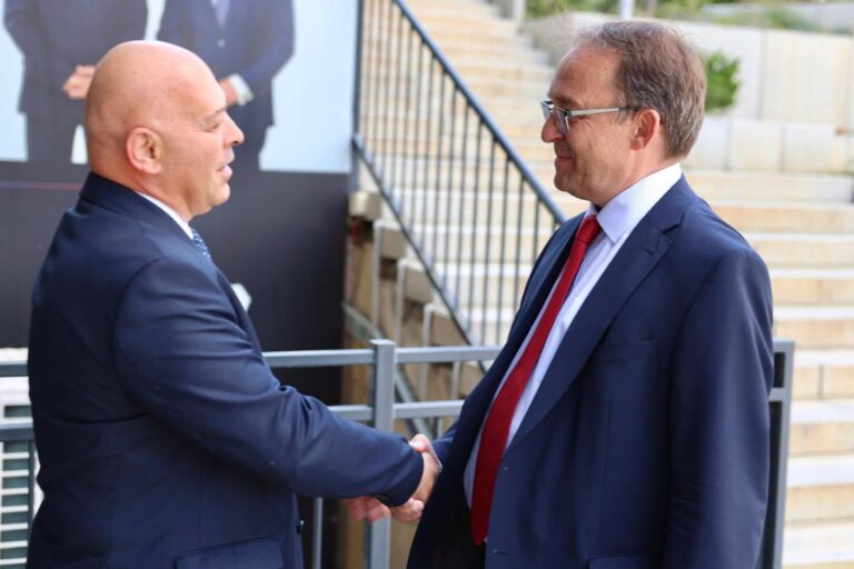 Gjini takon ambasadorin austriak, diskuton zhvillimet politike në Kosovë