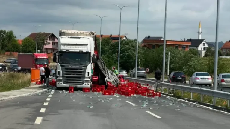 Bllokohet magjistralja Prishtinë–Podujevë, arkat me pije shpërndahen në rrugë